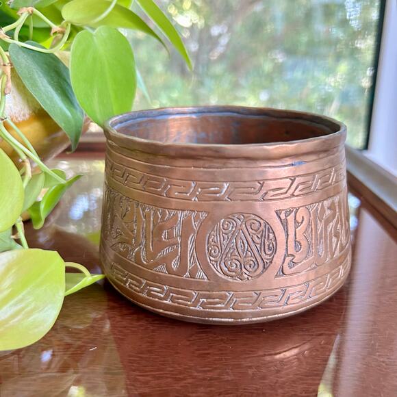 Antique Middle Eastern Kwispedoor Copper Bowl with Etched Arabic Calligraphy - Picture 2 of 13